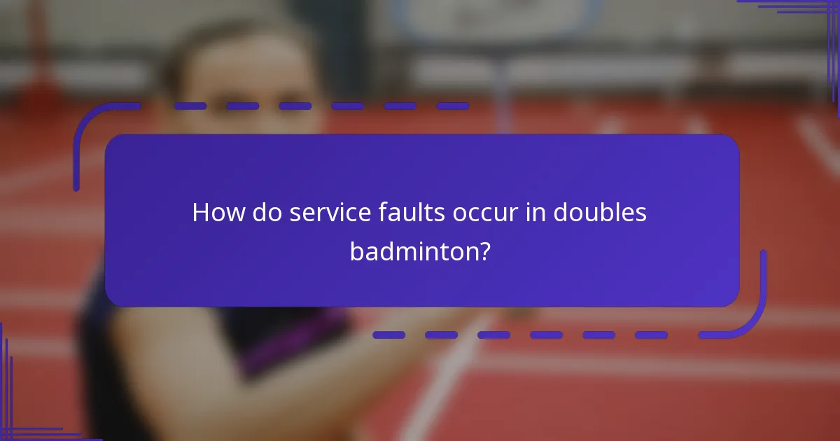 ¿Cómo ocurren las faltas de servicio en el bádminton dobles?