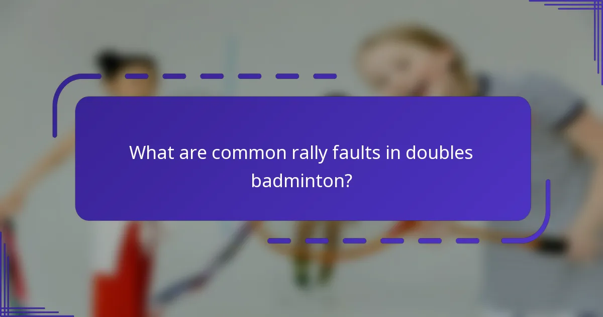 ¿Cuáles son las faltas de rally comunes en el bádminton dobles?