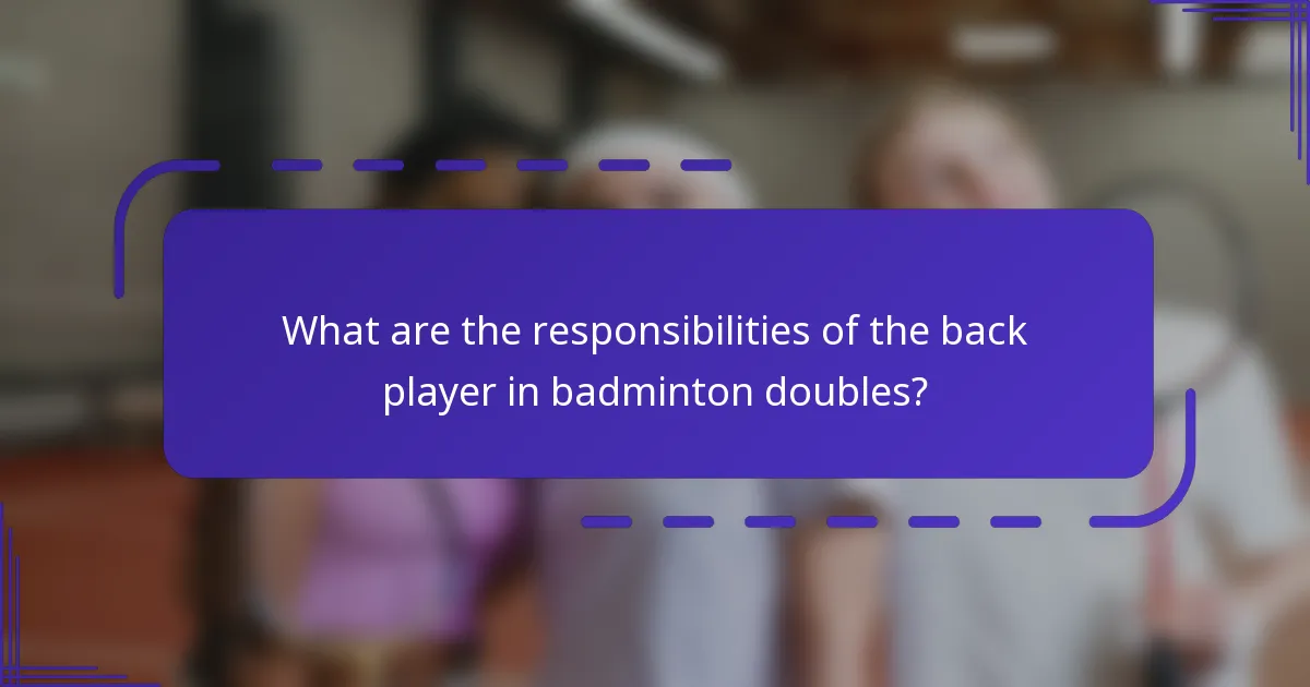 ¿Cuáles son las responsabilidades del jugador trasero en el dobles de bádminton?