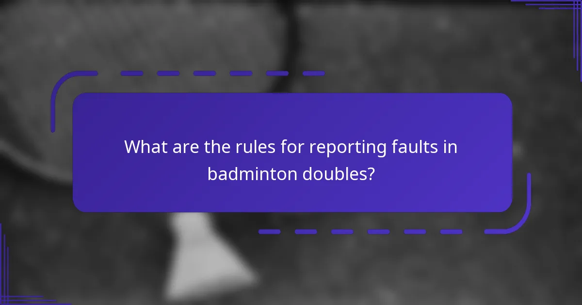 ¿Cómo se compara el reporte de faltas en dobles con el bádminton individual?