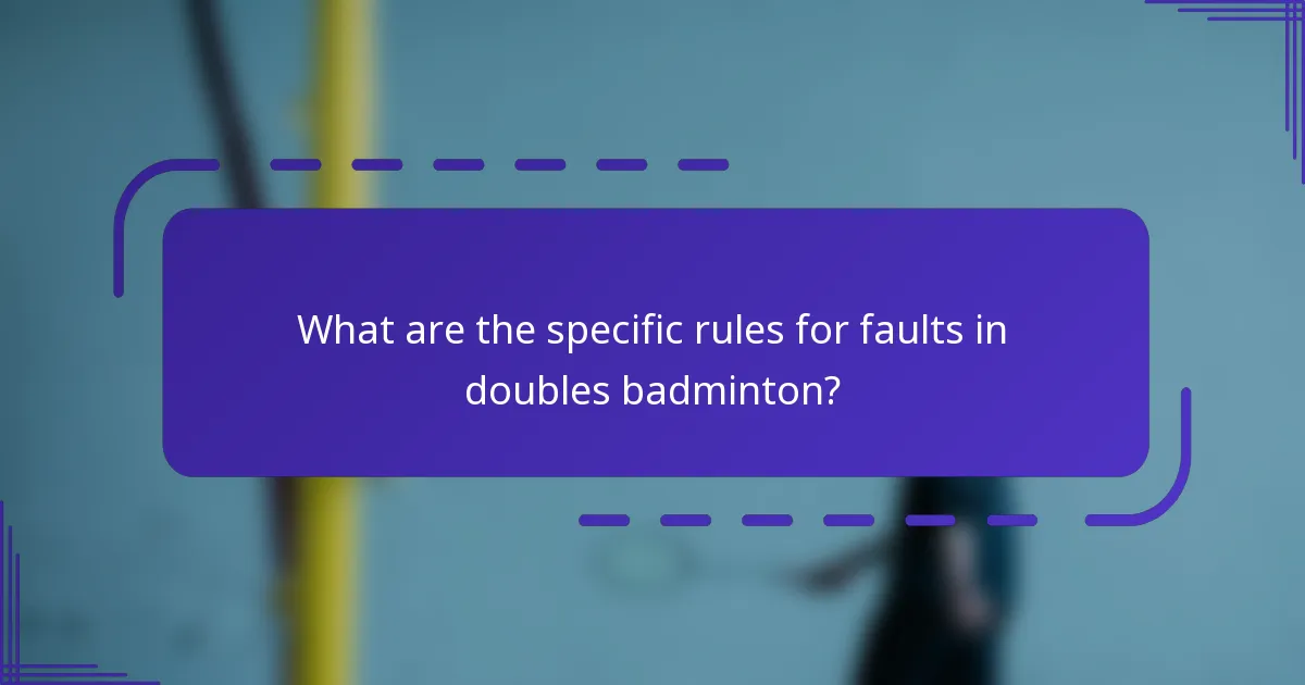 ¿Cuáles son las reglas específicas para faltas en el bádminton dobles?